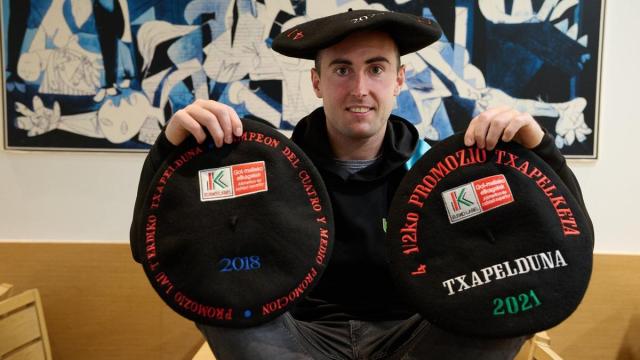 Joanes Bakaikoa posa con sus tres txapelas del Cuatro y Medio Serie B.