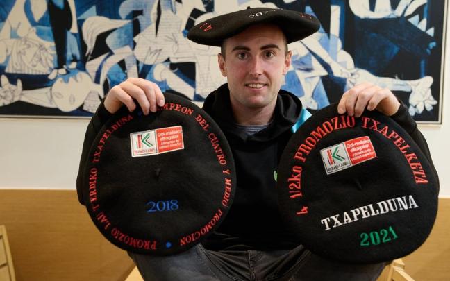 Joanes Bakaikoa posa con sus tres txapelas del Cuatro y Medio Serie B.