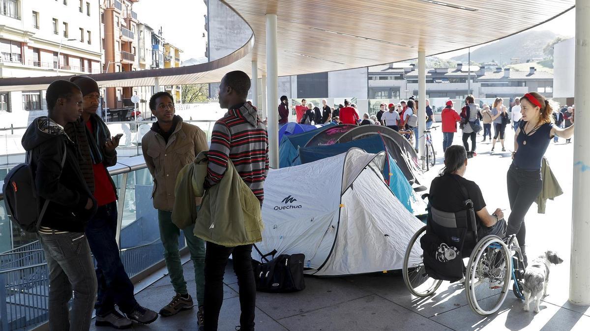 Un grupo de inmigrantes junto al ayuntamiento de Irún.