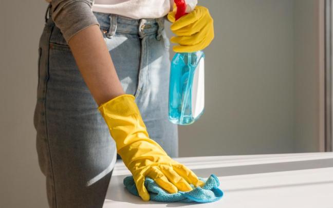 Una persona limpiando su hogar