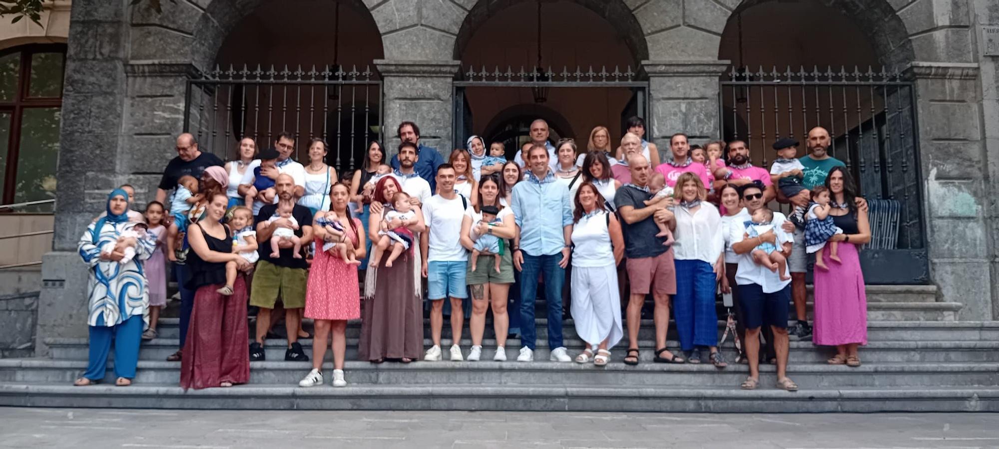 Foto de familia tras la recepción a los ugaotarras nacidos durante el último año