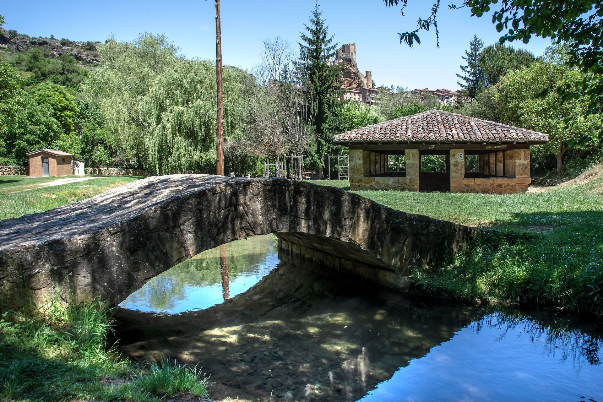 Pequeño puente de piedra junto al lavadero.