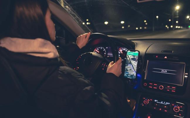 Una mujer, conduciendo por la noche.