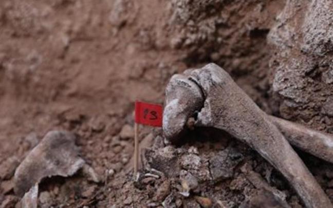 Varios huesos encontrados durante la excavación de una fosa de la guerra civil
