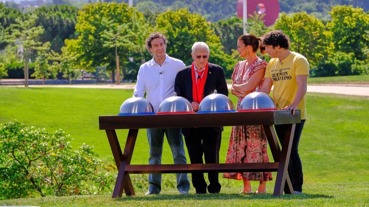 Los presentadores-chefs, junto al padre Ángel en la prueba de exteriores.