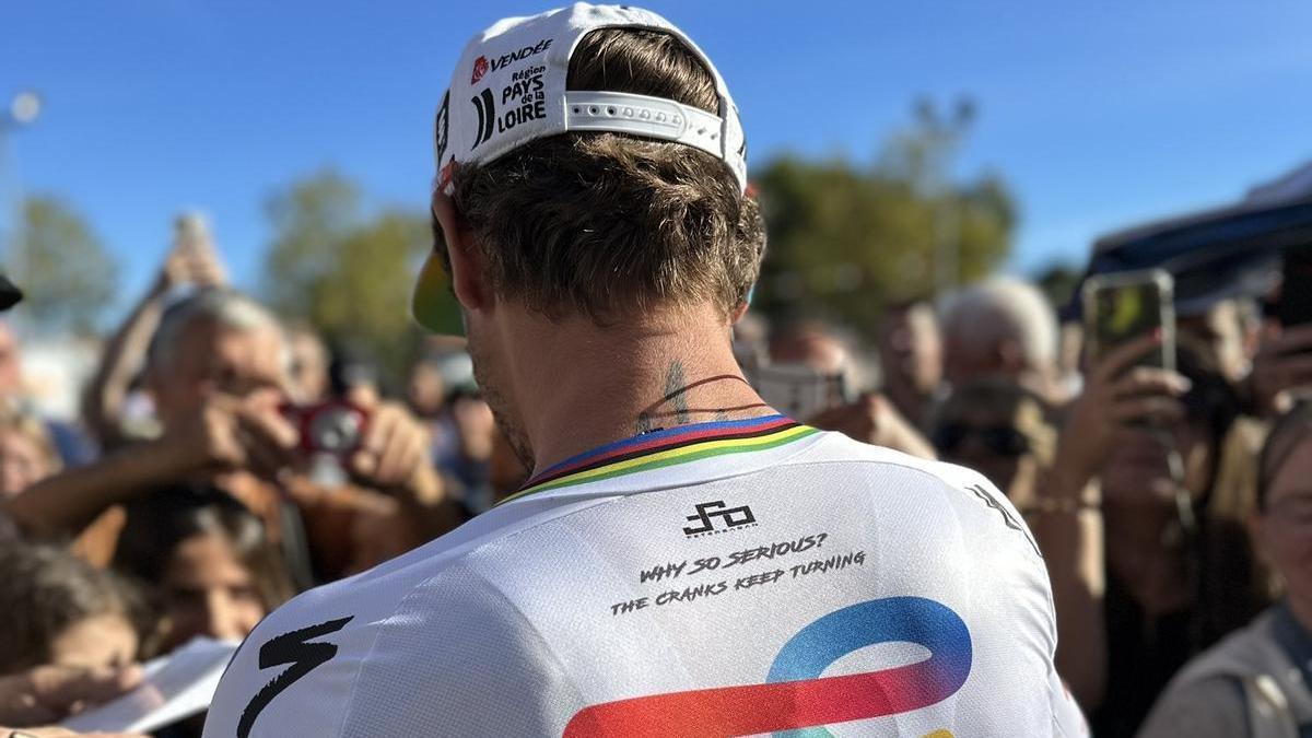 Sagan, con la inscripción, ¿Por qué tan serios? La manivela sigue girando, escrita en su maillot en inglés.