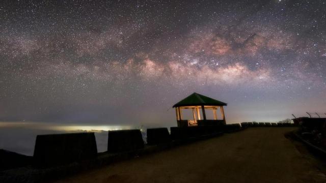 Una noche con el cielo muy estrellado.