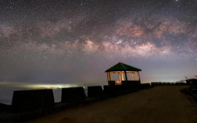 Una noche con el cielo muy estrellado.