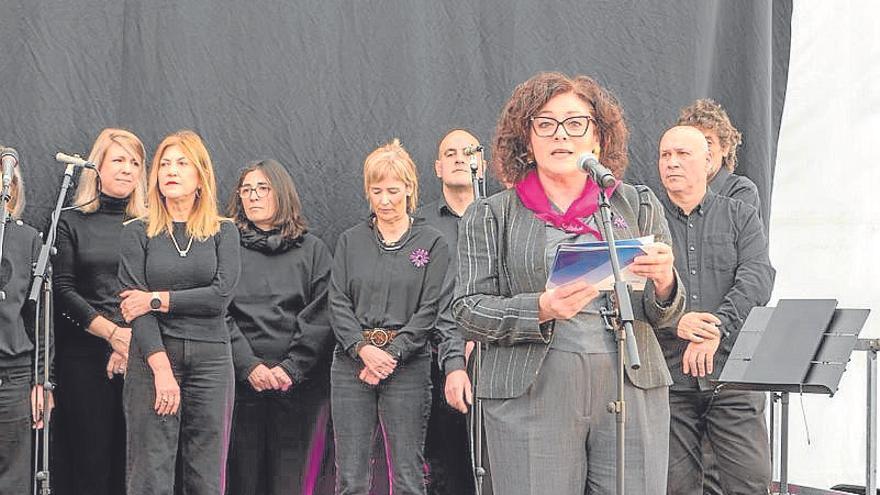 La alcaldesa, Ainhoa Salterain, durante la entrega del premio.