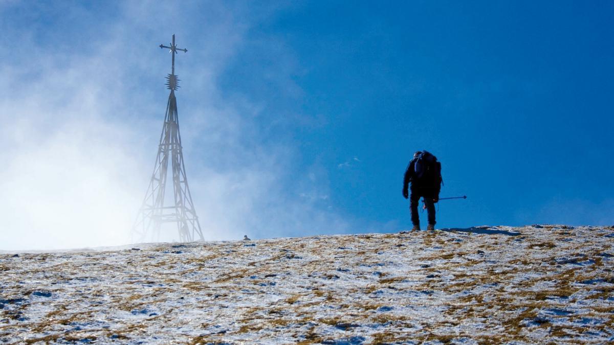 Un montañero afrontando el último tramo a la Cruz del Gorbea