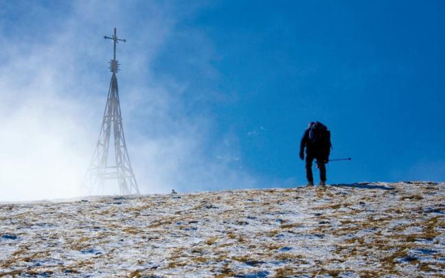 Un montañero afrontando el último tramo a la Cruz del Gorbea