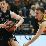 Agustín Ubal penetra a canasta tras dejar atrás a Calvin Hermannsson