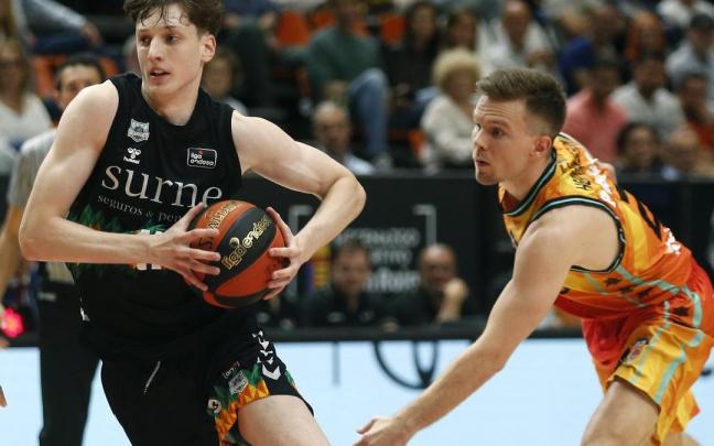 Agustín Ubal penetra a canasta tras dejar atrás a Calvin Hermannsson