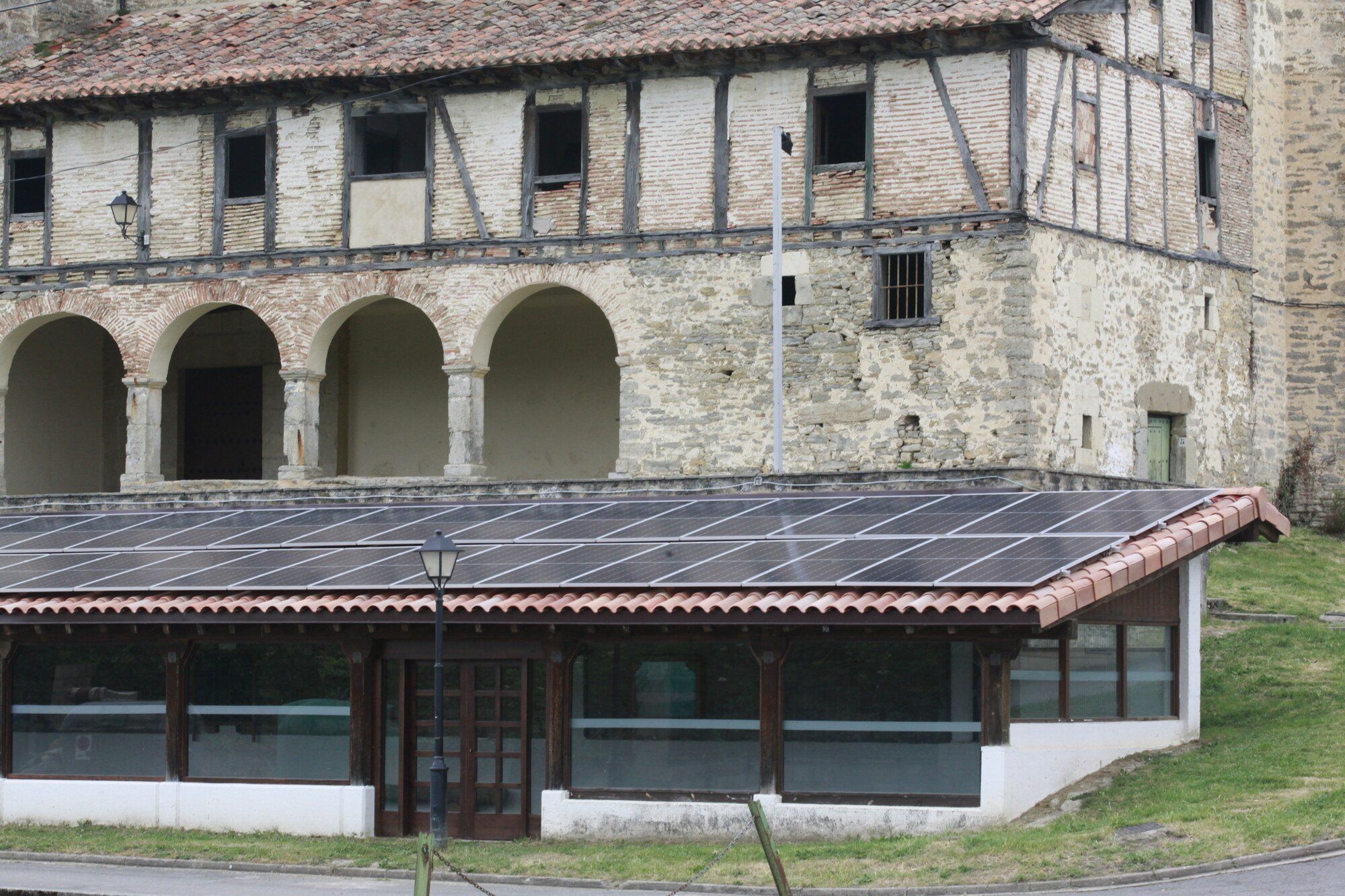 Las placas solares de la comunidad energética de Castillo, en el municipio de Vitoria.