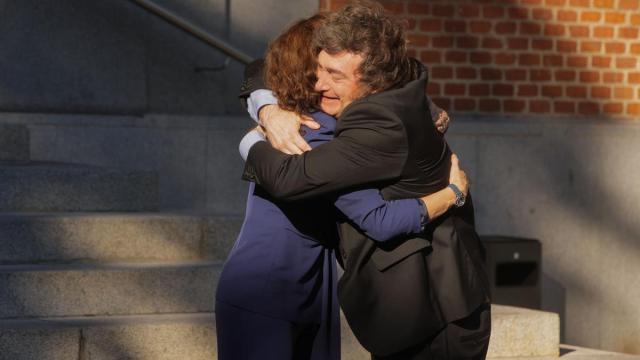 Javier Milei abraza a Isabel Díaz Ayuso.