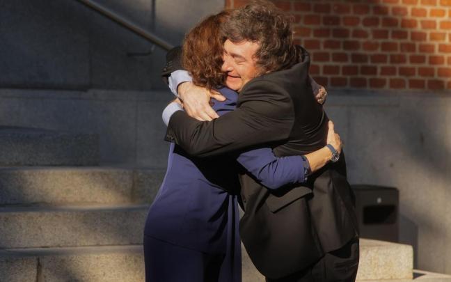 Javier Milei abraza a Isabel Díaz Ayuso.
