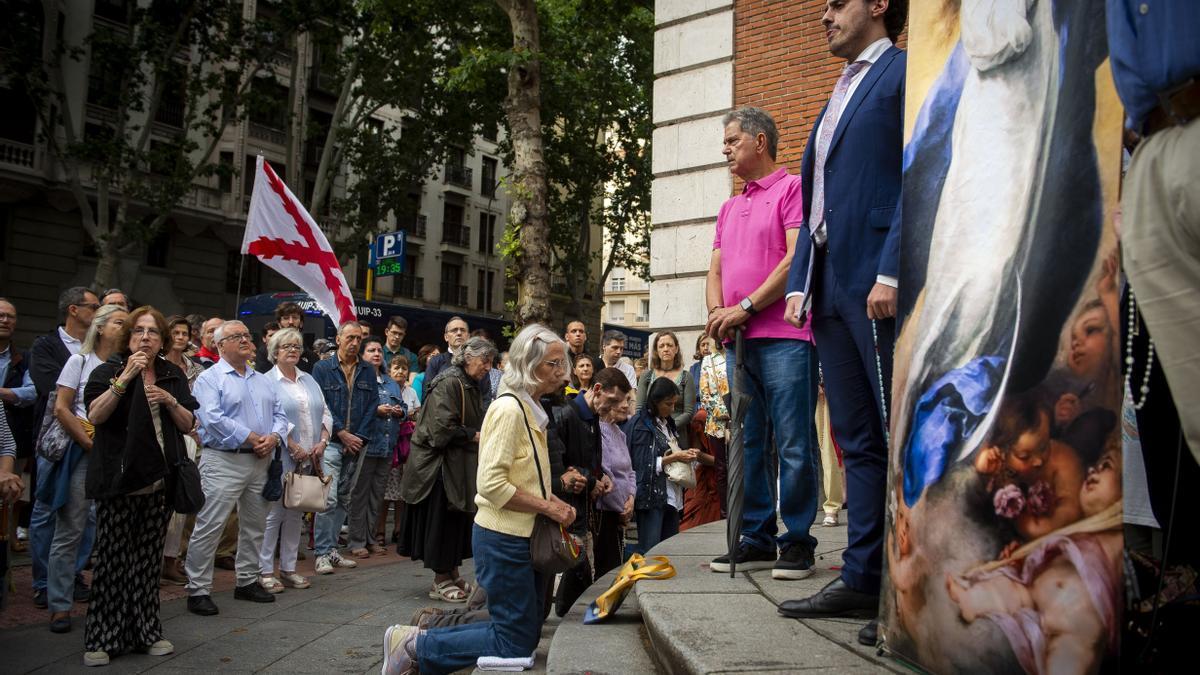 Participantes en la protesta rezando el rosario.