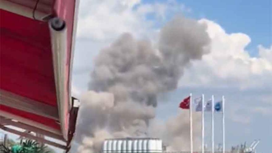 Imagen de la explosión registrada en un silo de grano del puerto turco de Derince.