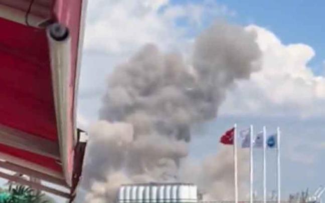 Imagen de la explosión registrada en un silo de grano del puerto turco de Derince. Imagen de la explosión registrada en un silo de grano del puerto turco de Derince.