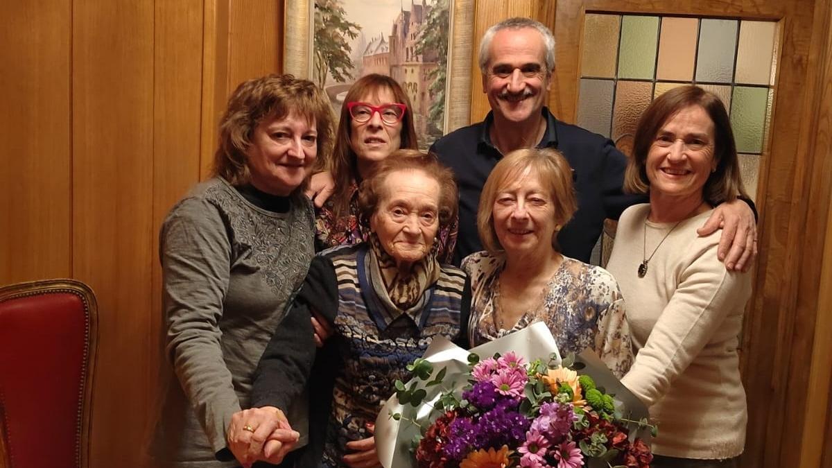 Ángeles, con sus sobrinos.