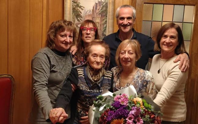 Ángeles, con sus sobrinos.