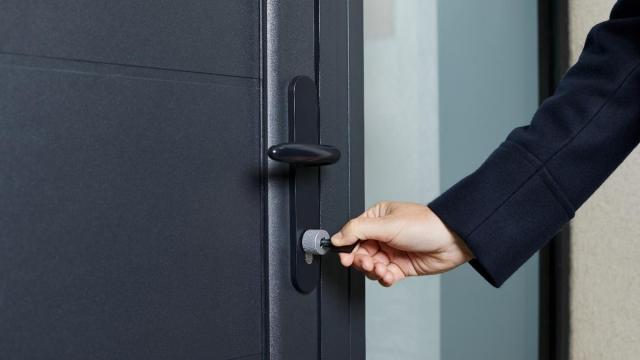 Una persona utiliza una llave inteligente para acceder a su vivienda. / E.P. Una persona utiliza una llave inteligente para acceder a su vivienda.
