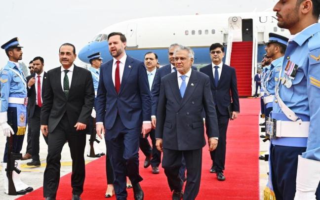 J.D. Vance a su llegada a Islamabad.