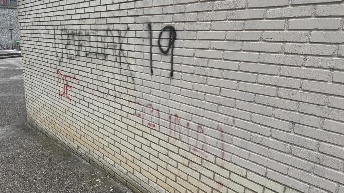 Vista de una fachada de un inmueble de Zestoa con una pintada