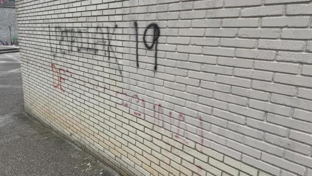 Vista de una fachada de un inmueble de Zestoa con una pintada