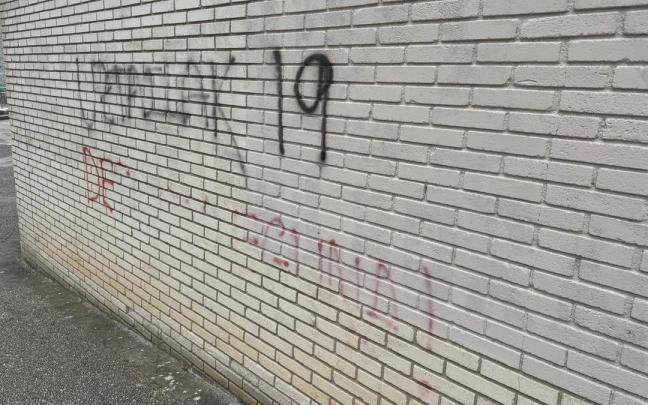 Vista de una fachada de un inmueble de Zestoa con una pintada