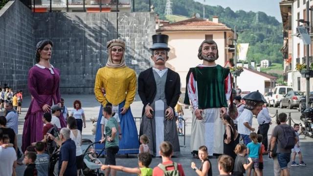 Los gigantes de la comparsa Lebiton