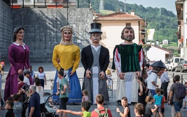 Los gigantes de la comparsa Lebiton