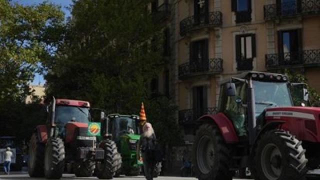 Manifestantes durante una concentración de tractores procedentes de distintos puntos de Catalunya ante la Delegación del Gobierno.