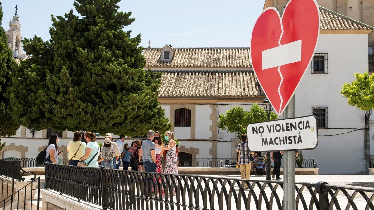 Una señal en forma de corazón con el cartel de "No violencia machista".