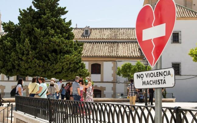 Una señal en forma de corazón con el cartel de "No violencia machista".