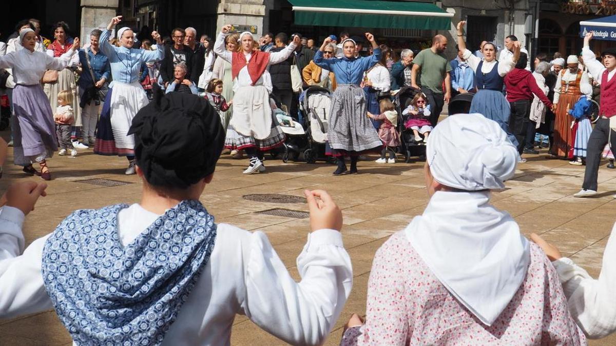 Los bailes tradicionales vascos no faltarán a la cita anual con la Euskal Jaia de Deba.
