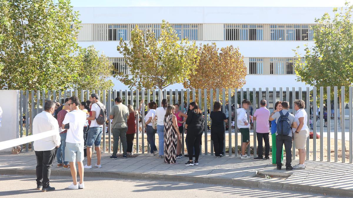 Padres a las puertas del instituto en el que se cometió la agresión.