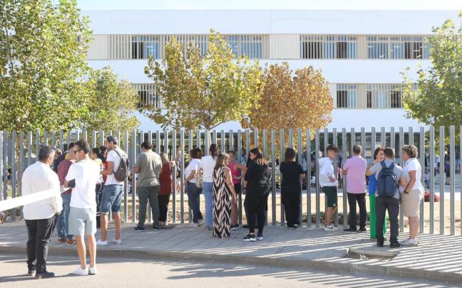 Padres a las puertas del instituto en el que se cometió la agresión. Padres a las puertas del instituto en el que se cometió la agresión.