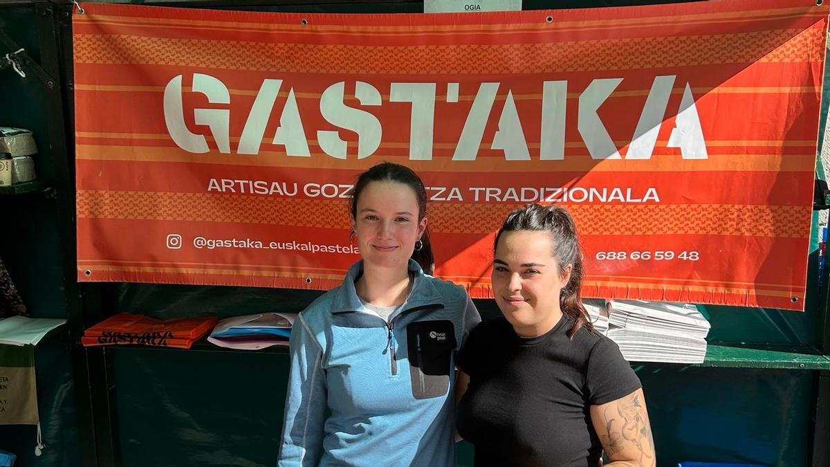 Gartzene Gastaka junto a su amiga en la feria del Último Lunes de Octubre de Gernika