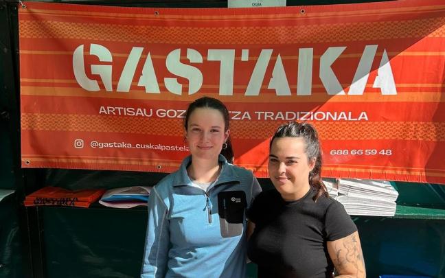 Gartzene Gastaka junto a su amiga en la feria del Último Lunes de Octubre de Gernika