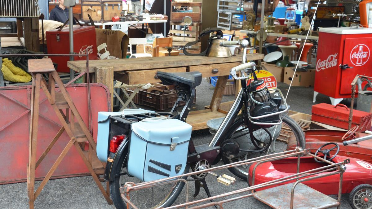 Muebles, motos, carros... se amontonan en los mercadillos.