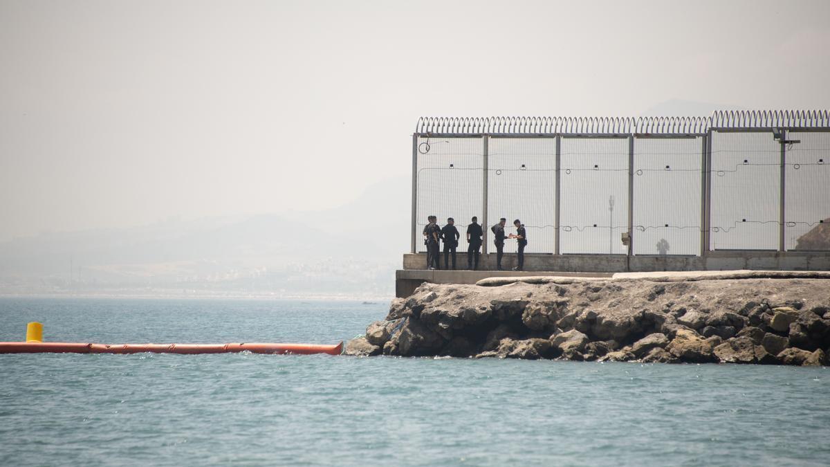 Personal de seguridad trabaja en la frontera de Ceuta