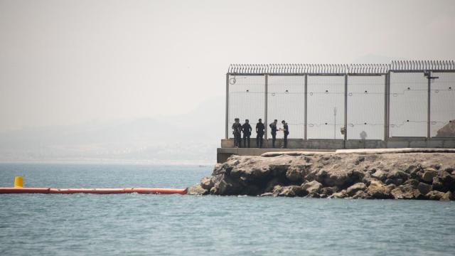 Personal de seguridad trabaja en la frontera de Ceuta