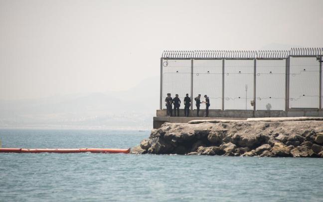 Personal de seguridad trabaja en la frontera de Ceuta