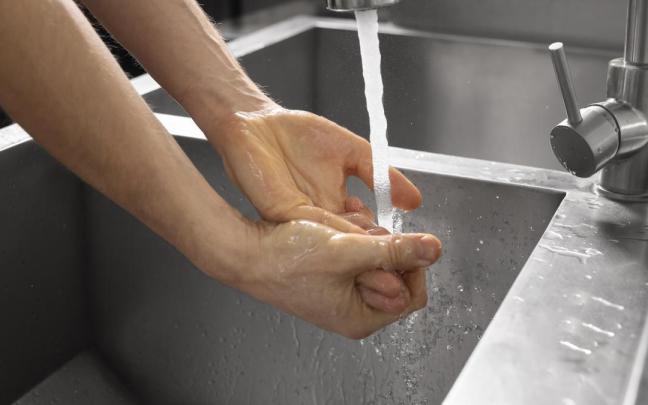 La víctima estaba utilizando un desatascador de tuberías que provocó una reacción química en el fregadero.