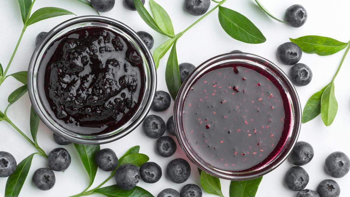 Dos texturas diferentes de mermelada de arándano.