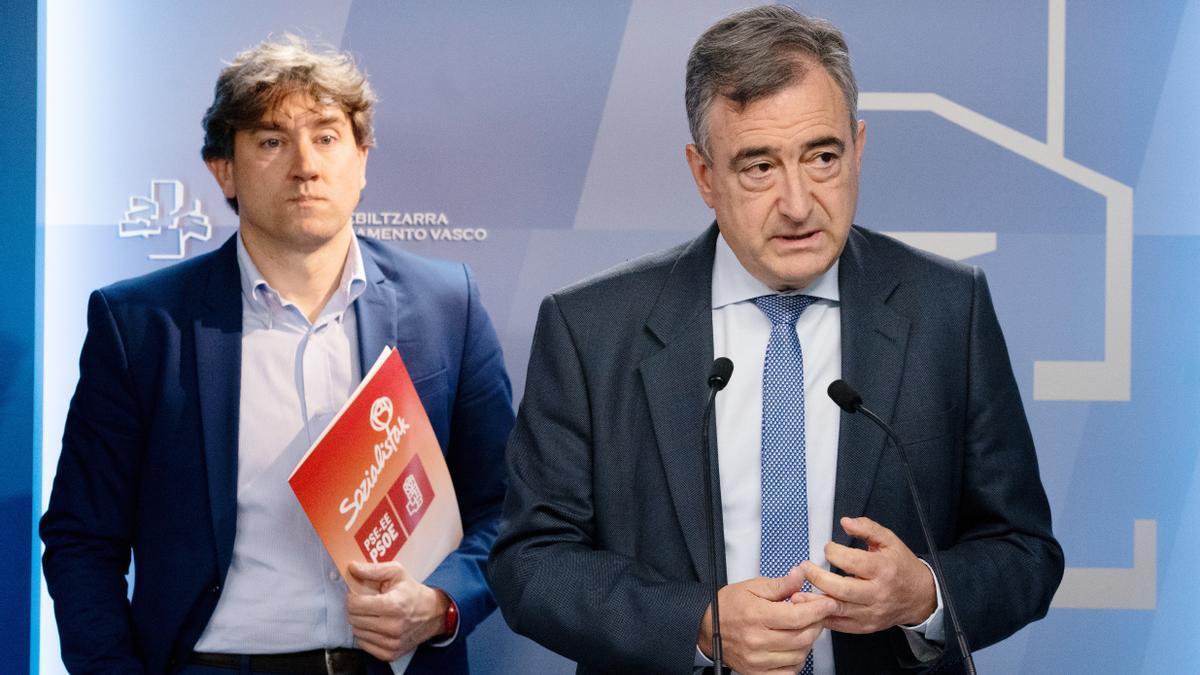El presidente del EBB del PNV, Aitor Esteban, y el secretario general del PSE-EE, Eneko Andueza