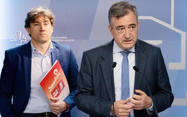 El presidente del EBB del PNV, Aitor Esteban, y el secretario general del PSE-EE, Eneko Andueza