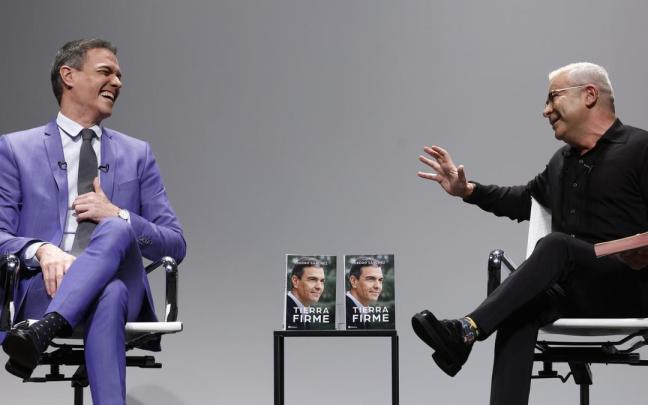 Sánchez junto a Jorge Javier Vázquez en la presentación de 'Tierra firme'.