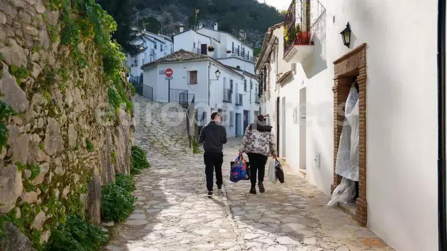 Llegada de los primeros vecinos desalojados a Grazalema, en Cádiz